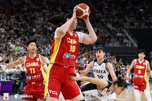 开云-张佳玮：张子宇需要专门配阵 防守得联防 进攻得有人给她喂球