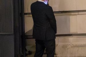 不文明行为《太阳报》拍到鲁尼参加晚宴后在墙角随地小便